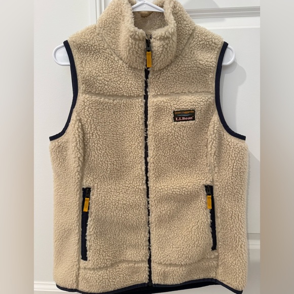 L.L. Bean Jackets & Blazers - LL Bean Cream Sherpa Fleece Vest - Size Medium